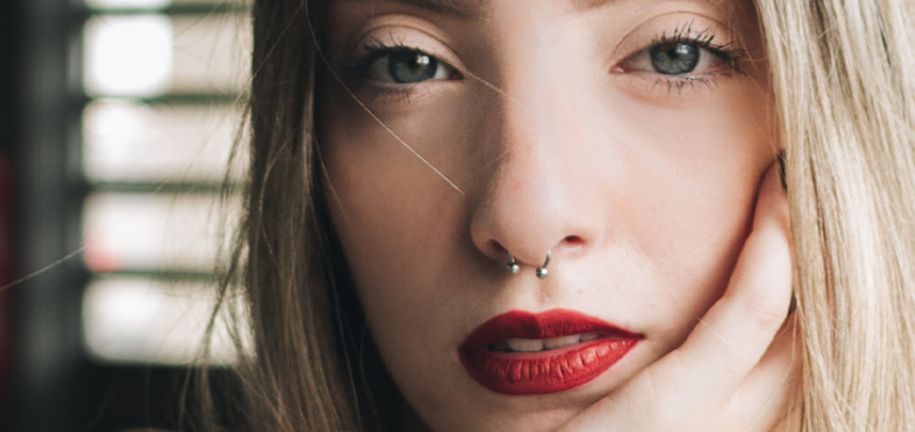 O Piercing Septum: Dor, Perfuração e Opções de Joias