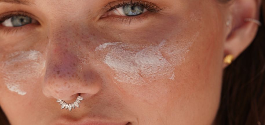 O teu guia essencial de utilização de piercings na praia: usar ou não usar?