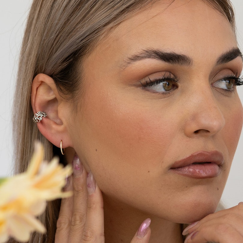 Ear cuff com flores em aço cirúrgico