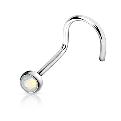 Nariz piercing em cores diferentes com uma pedra opala