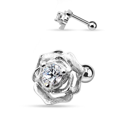 Orelha piercing com uma rosa e pedra