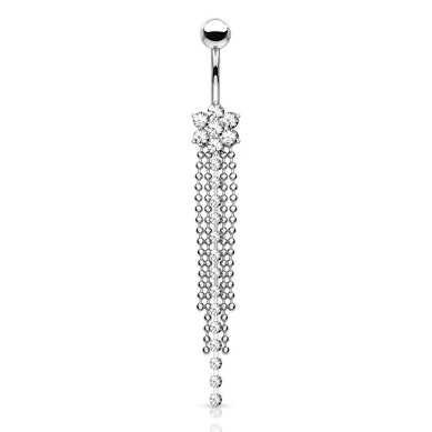Umbigo piercing com uma flor e um pendente de corrente