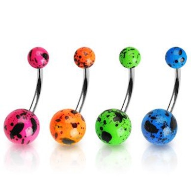 Umbigo piercing com manchas pretas