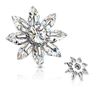 Microdermal floral com pétalas em pedra e gema central