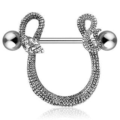 Mamilo piercing com uma cobra