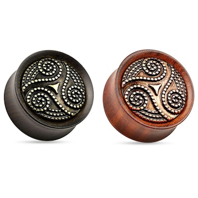 Plug de madeira com um design tribal detalhado