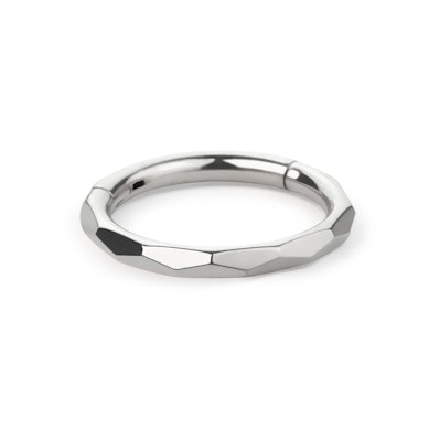 Argola articulada em titânio com design tipo diamante