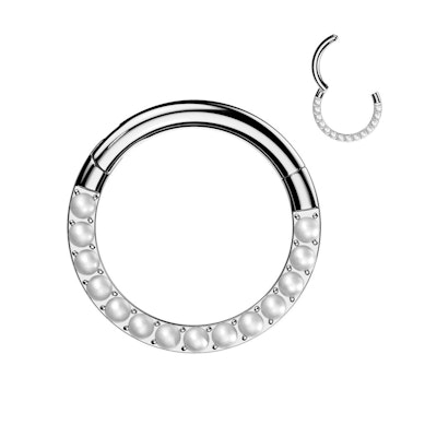 Argola em titânio com pérolas viradas para a frente