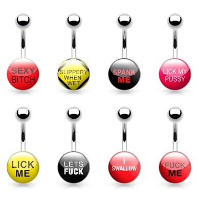 Umbigo piercing com texto picante numa grande bola colorida