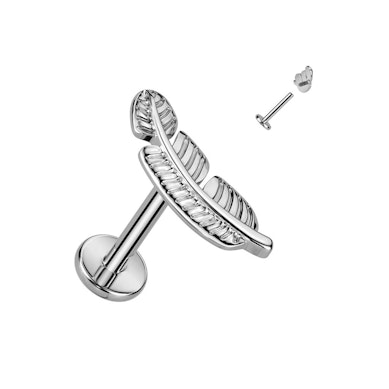 Labret em titânio com pena ao pormenor