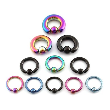Argola com bola grande com revestimento de titânio