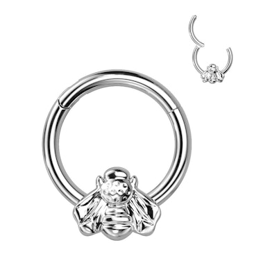 Argola articulada de titânio com abelha à frente