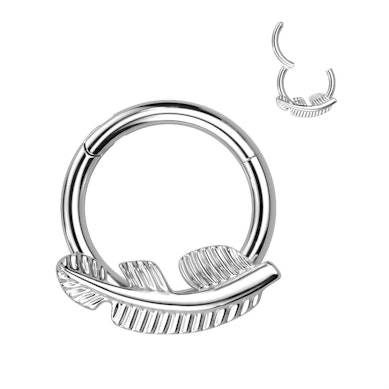 Argola articulada de titânio com folha à frente
