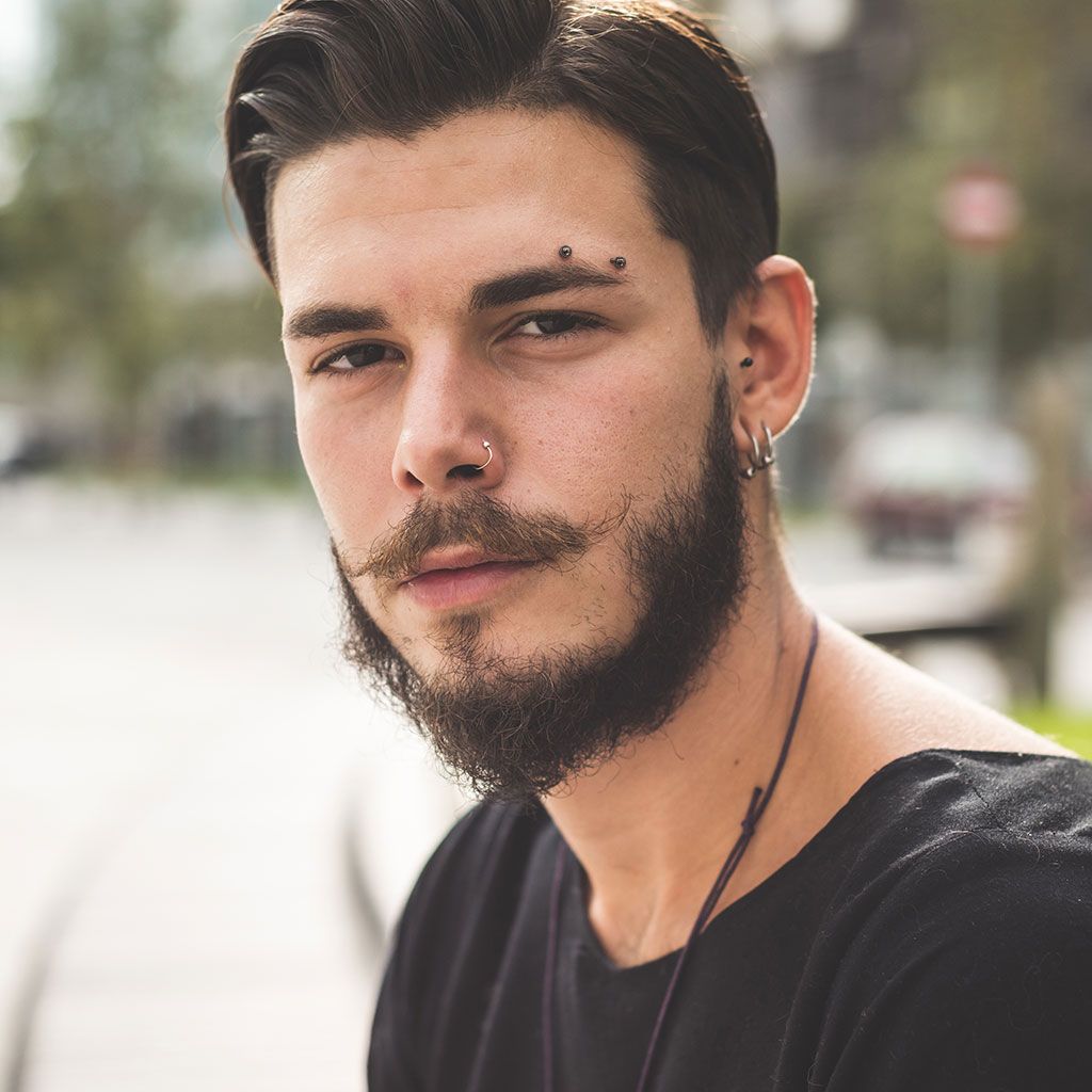 Barra de piercing curvada com bolas