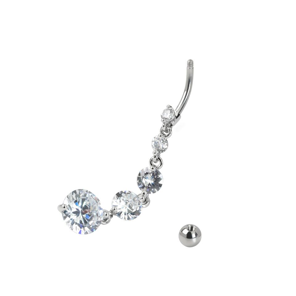 Umbigo piercing com um longo pendente