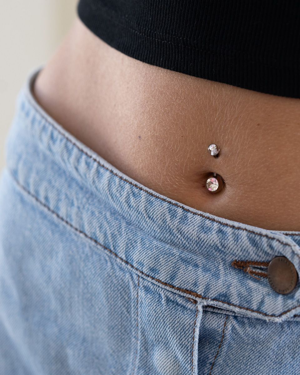 Umbigo piercing com bola de acrílico e pedras