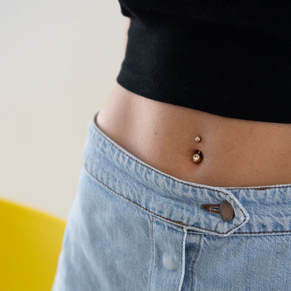 Umbigo piercing banhado a ouro com pedras coloridas