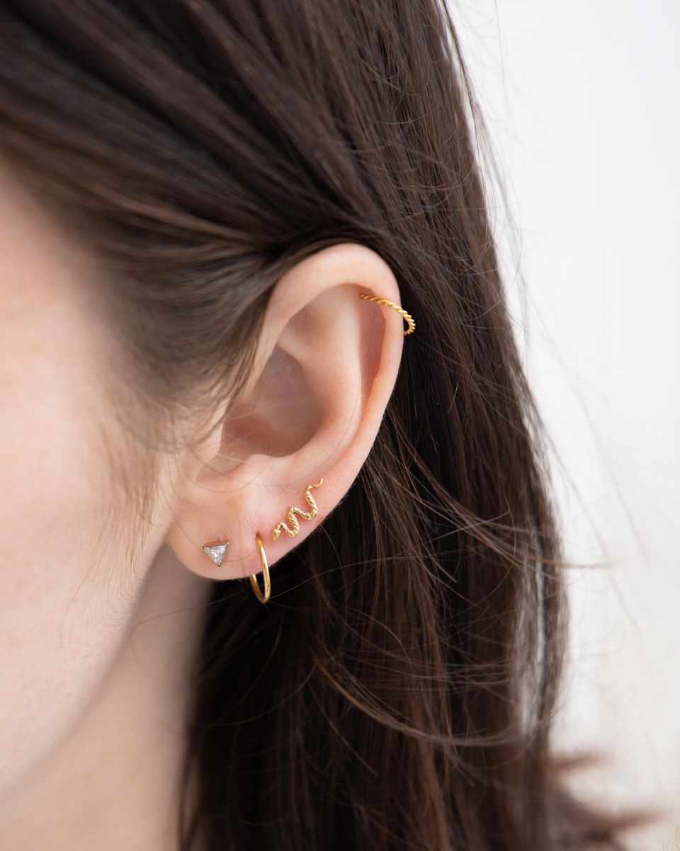 Labret em titânio com rosca interna e pedra em triângulo
