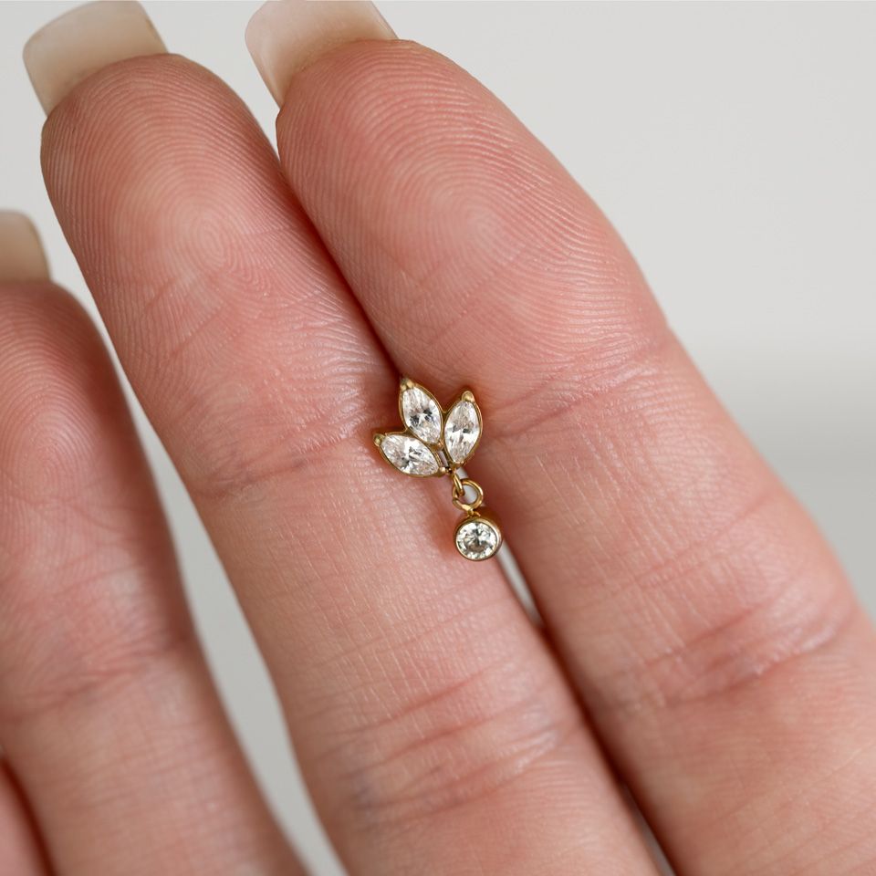 Labret em titânio com flor de lótus e pedra pendente