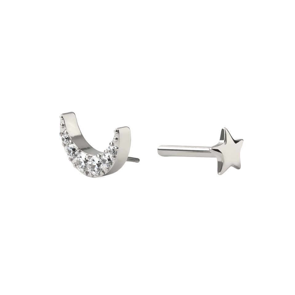 Labret de titânio com lua no topo e estrela na traseira