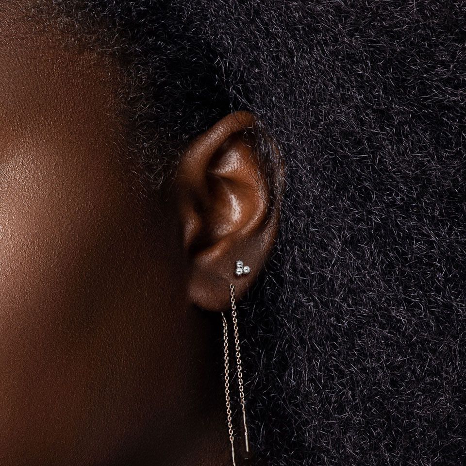 Labret delicado com três pérolas sintéticas