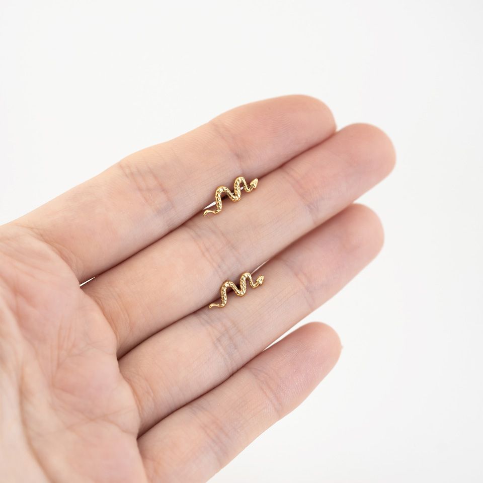 Labret de encaixe em titânio com serpente