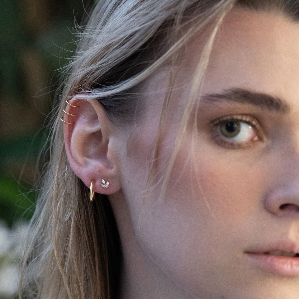 Orelha piercing falso