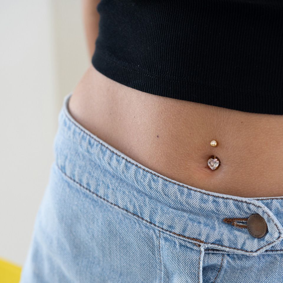 Piercing para umbigo com coração em várias cores