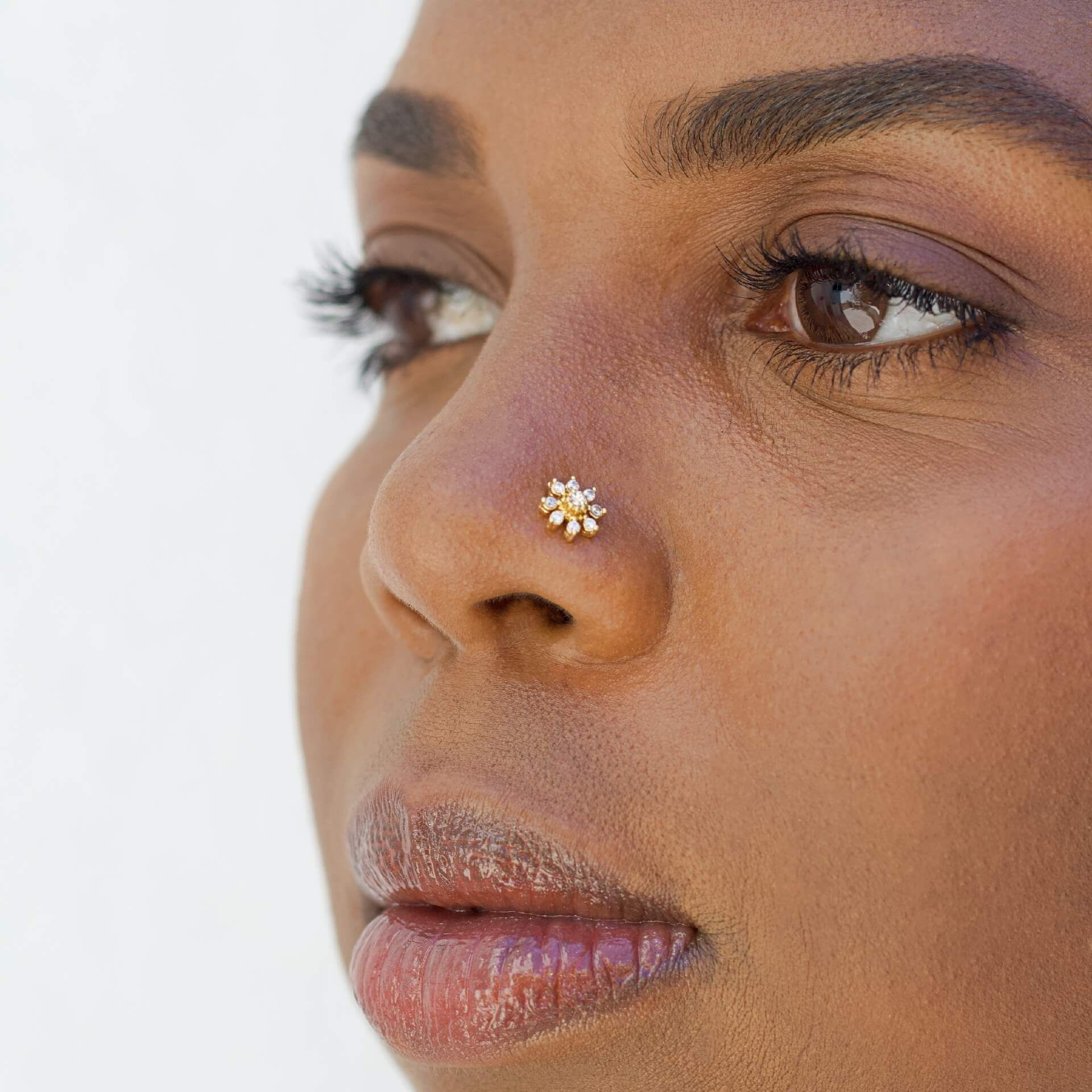 Nariz piercing em forma de estrela