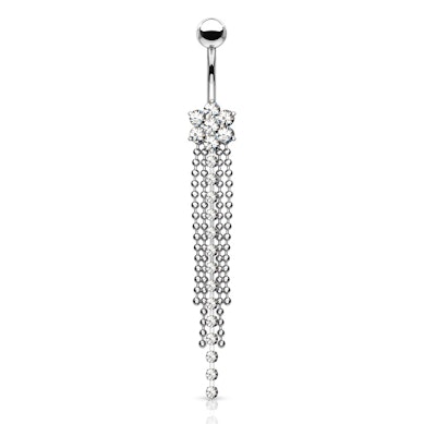 Umbigo piercing com uma flor e um pendente de corrente