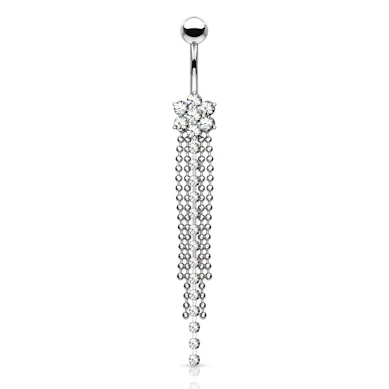 Umbigo piercing com uma flor e um pendente de corrente