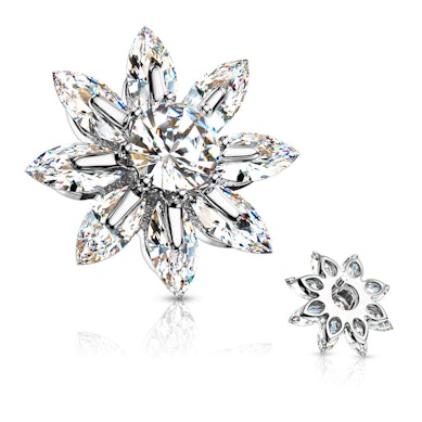 Microdermal floral com pétalas em pedra e gema central