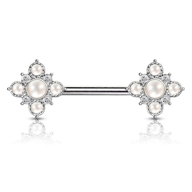 Mamilo piercing com flor formadas por pérolas
