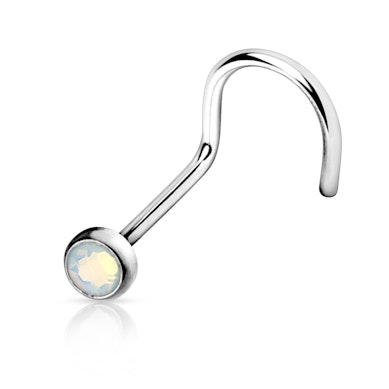 Nariz piercing em cores diferentes com uma pedra opala