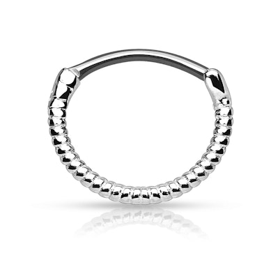 Septo piercing com um desenho de espiral ao redor