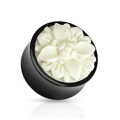 Plug de chifre e ossos com flor de quatro petálas carvada à mão