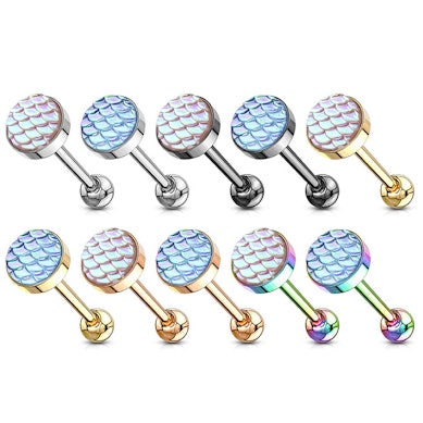 Língua piercing com desenho de escamas