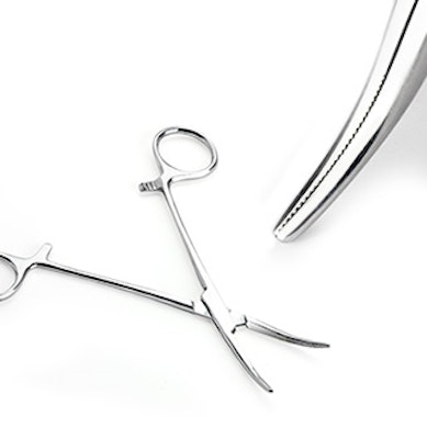 Fórceps hemostático de Kelly curvado