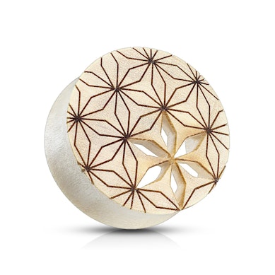 Túnel de madeira com flor perfurada