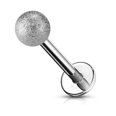 Labret com aspeto de diamante.