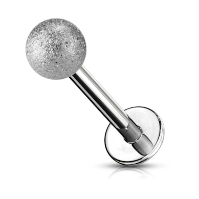 Labret com aspeto de diamante.