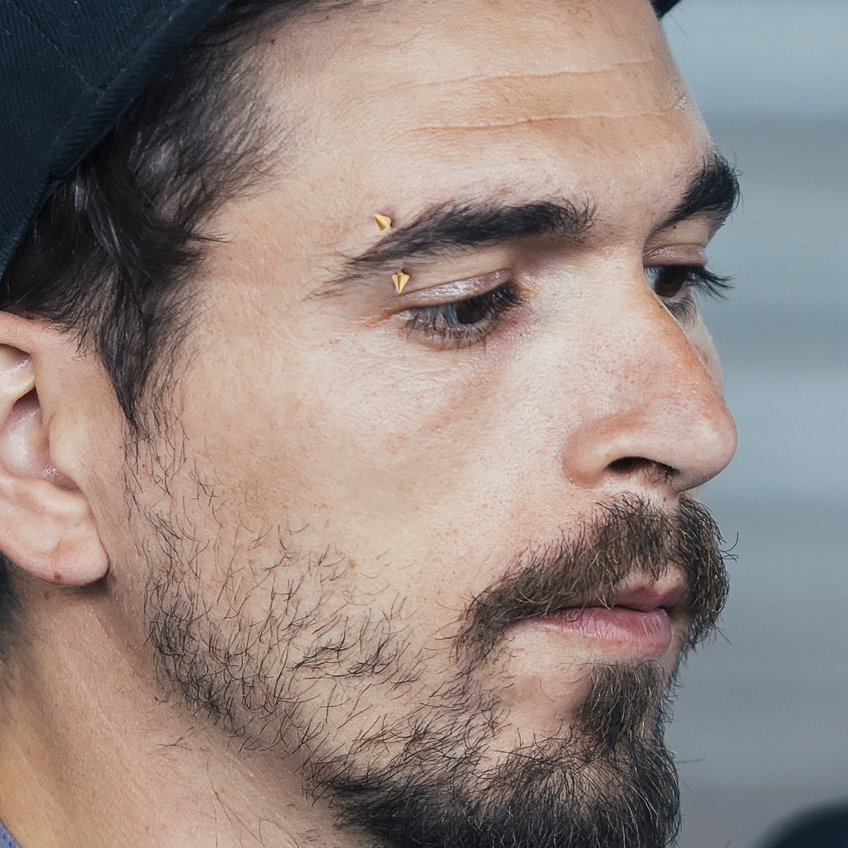 Barra curvada banhada a ouro com picos