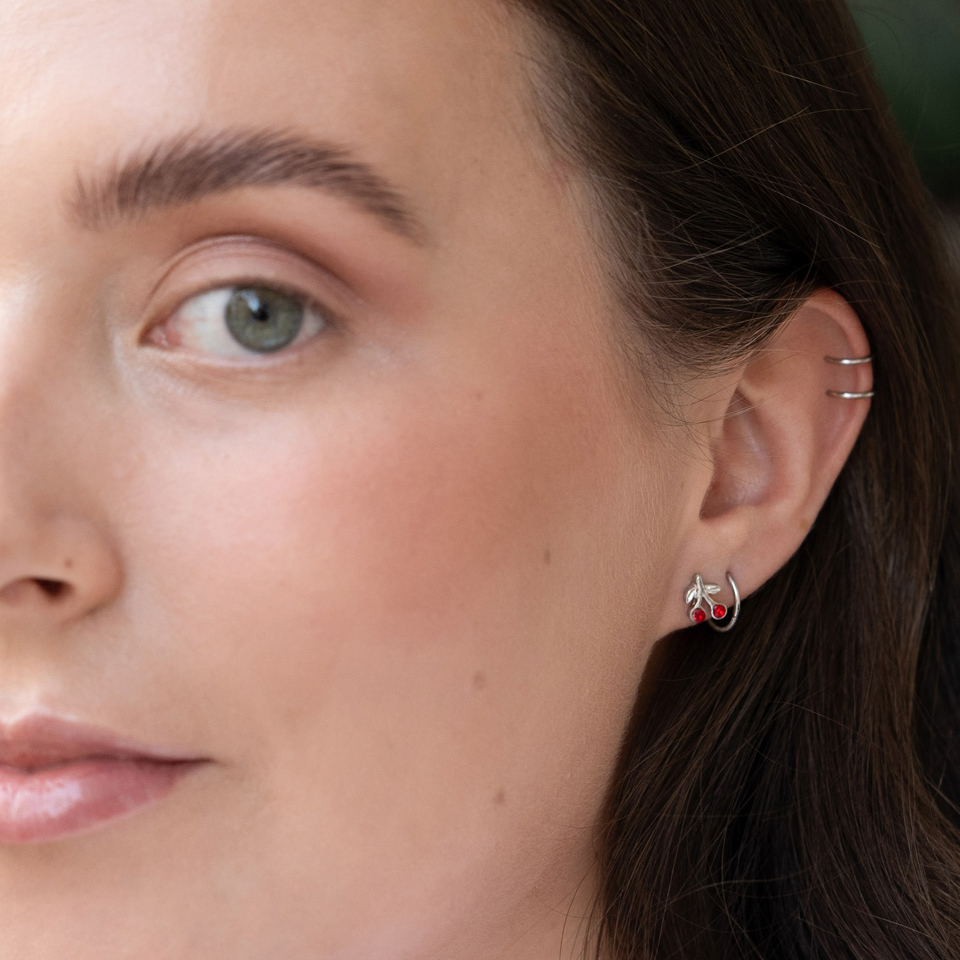 Tragus piercing forma de cereja vermelha