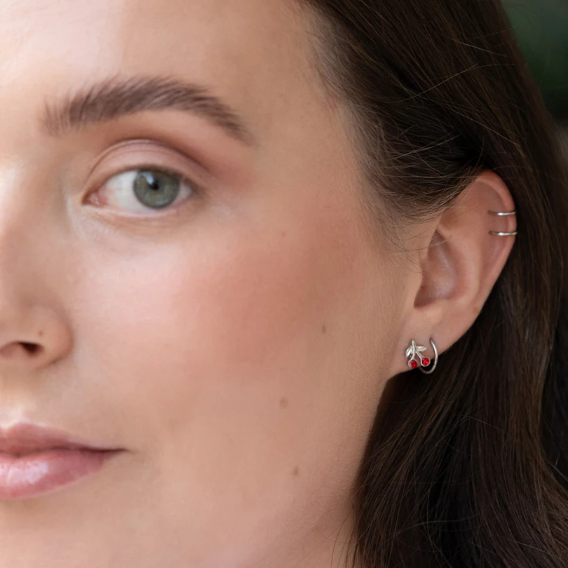 Tragus piercing forma de cereja vermelha