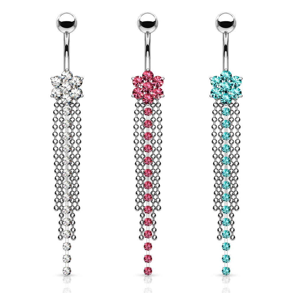Umbigo piercing com uma flor e um pendente de corrente