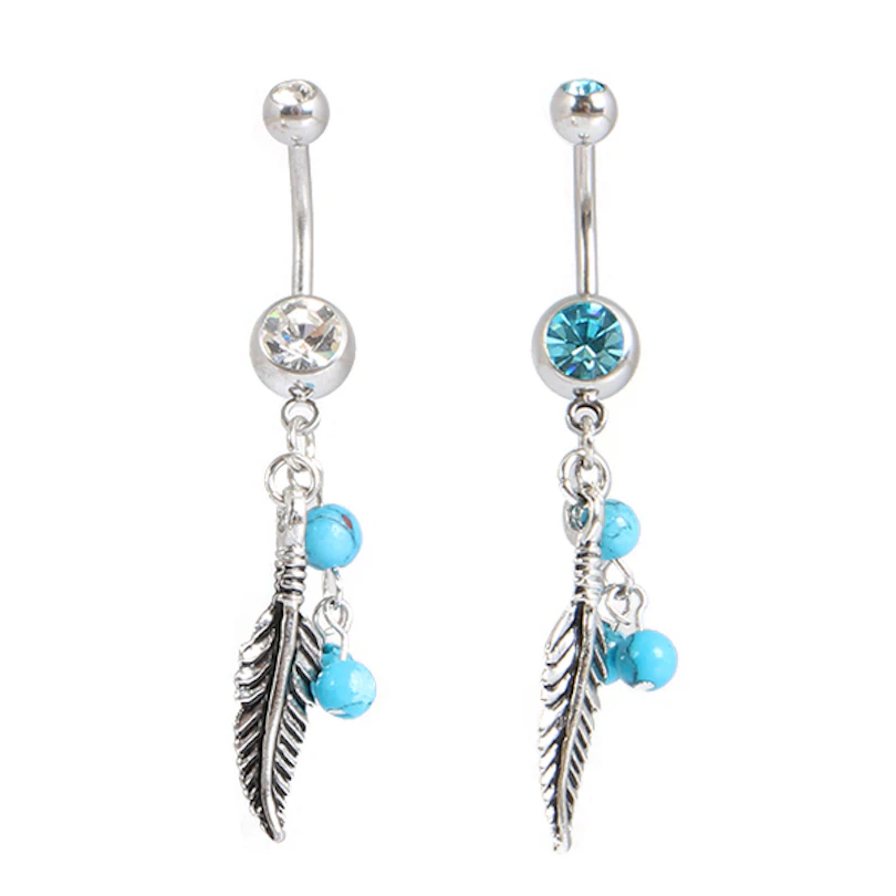 Umbigo piercing com bola turquesa e pendente de penas
