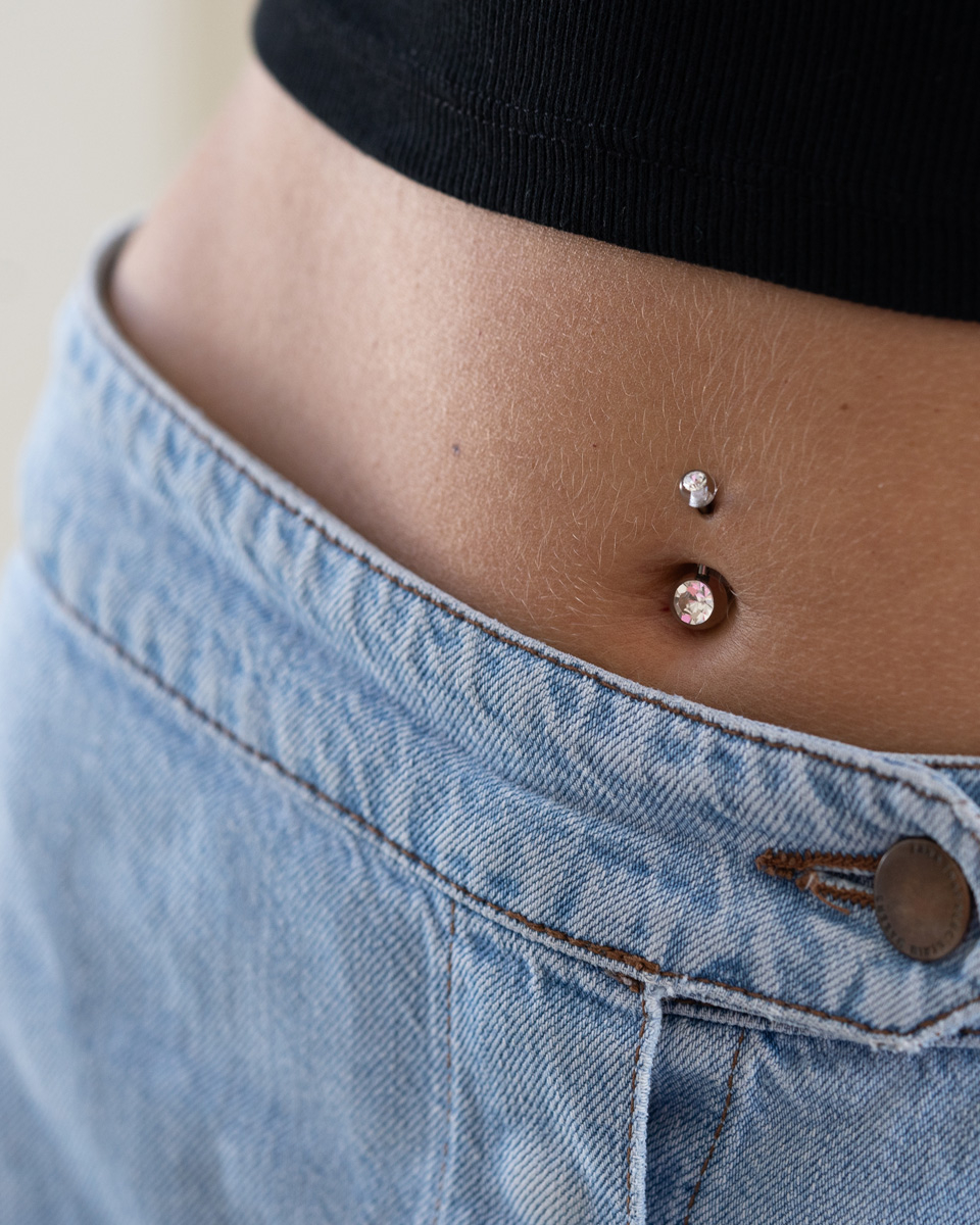 Umbigo piercing com bola de acrílico e pedras
