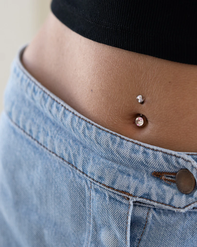 Umbigo piercing com bola de acrílico e pedras