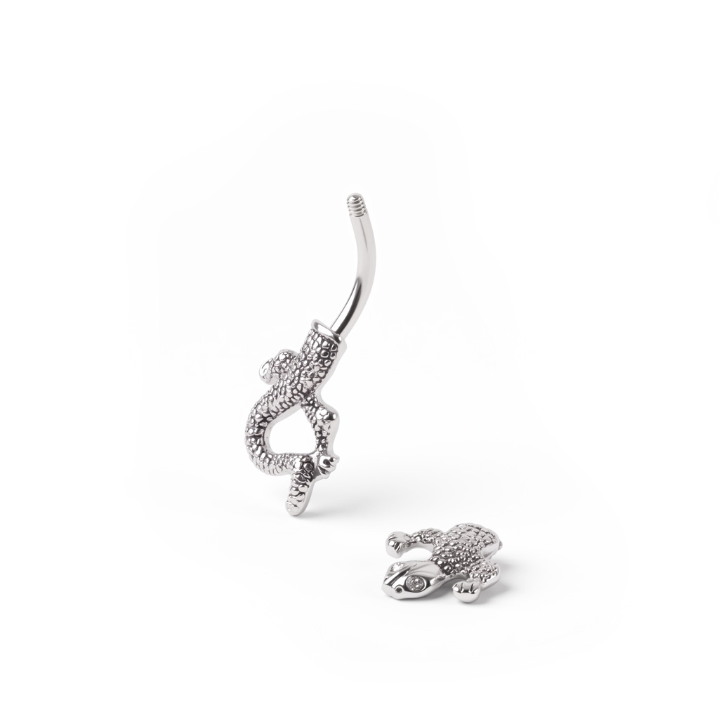 Umbigo piercing com um lagarto
