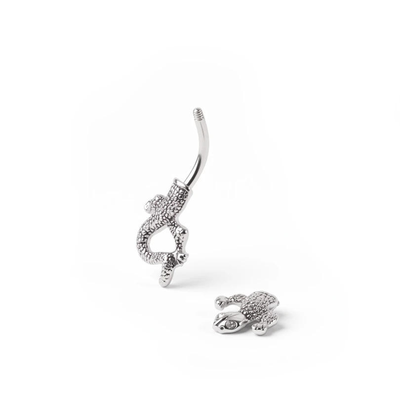 Umbigo piercing com um lagarto